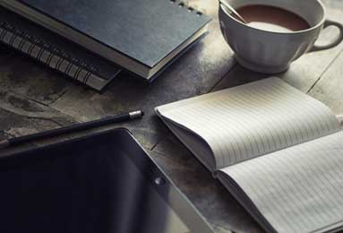 豪门悲喜夜：曼联3-1维拉跻身前三 利物浦1-1惨遭热刺绝平 巴萨5-2